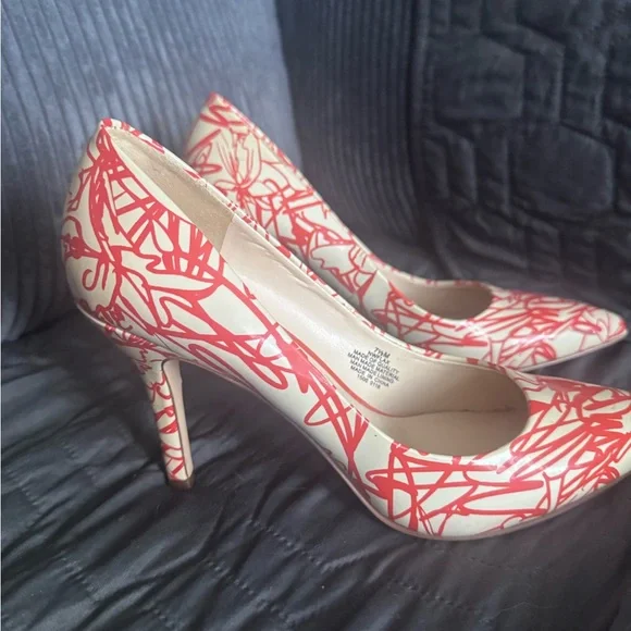 Nine West stylish dress pump
Shoe size 7.5
Originally $50, worn 3 times only - Picture 5 of 12